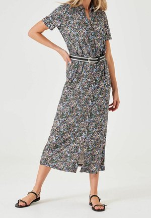 Blomstret knap-op kjole med korte ærmer, sort baggrund, flerfarvede mønstre, indsnøret talje og sort bælte med perleaccents.