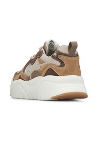 Sneaker marrone e beige con materiali in suede e mesh, suola bianca spessa, collare imbottito e dettagli testurizzati sulla tomaia.