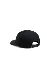 Cappello di cotone nero con visiera curva, cinturino regolabile sul retro e etichetta con logo sul lato. Colore uniforme, texture liscia.