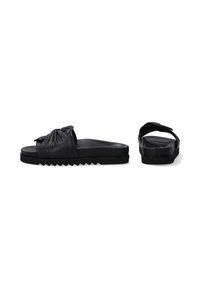 Zwarte leren slide sandalen met een geknoopte bandontwerp, platte zool met een zigzagrand en een gladde oppervlakte.