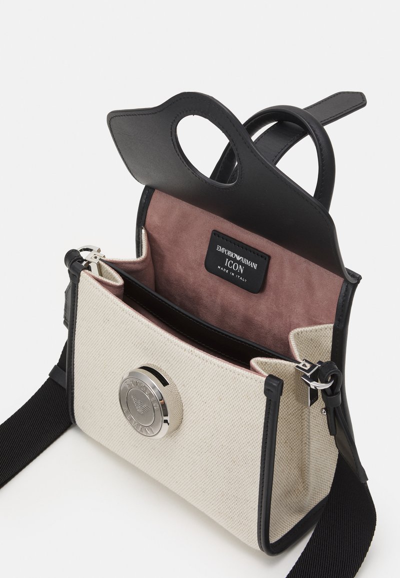 Damen Handtaschen | Emporio Armani CAREN TOP HANDLE M Handtasche black/white/schwarz - JV85909 Damen Handtaschen | Emporio Armani CAREN TOP HANDLE M Handtasche black/white/schwarz - JV85909