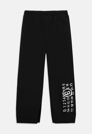 Zwarte trainingbroek met een elastische tailleband en boorden. Voorzien van een witte grafische ontwerp op het linkerbeen met cijfers en een embleem.