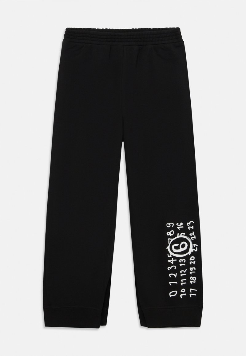 Czarne dresy z elastycznym paskiem w talii i mankietami. Posiadają biały wzór graficzny na lewej nodze z numerami i emblematem.