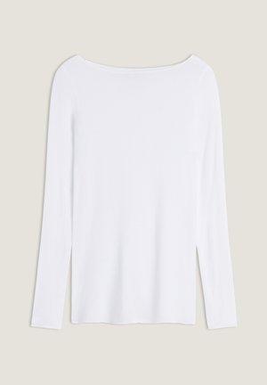 Vit långärmad topp med bred halsringning, sidoklipp och ett mjukt, lätt tyg som har en enkel, minimalistisk design.