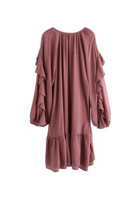 Rynkad, långärmad klänning i damaskrosa tyg. Har en samlad halsringning, utsvängda ärmar och en lagrad nederkant i mid-thigh längd.