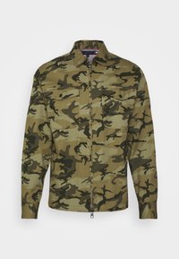 Giacca mimetica con chiusura a zip frontale, maniche lunghe, due tasche sul petto e colletto. Realizzata in tessuto di cotone verde e marrone.