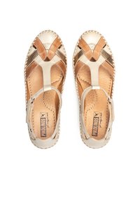 Sandales en cuir beige et doré métallique avec un design T-strap, semelle intérieure perforée et détails en bord tressé. Comprend une fermeture à boucle ajustable.