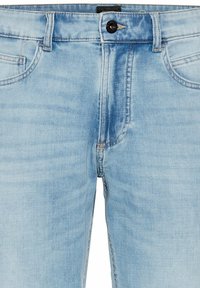 Jasnoniebieskie dżinsy o prostym kroju, z zapięciem na guzik, paskami oraz delikatnym wyblaknięciem z przodu.