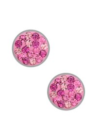 Orecchini rotondi con un grappolo di cristalli rosa in diverse tonalità, posizionati su uno sfondo rosa chiaro e incorniciati da un bordo argentato.