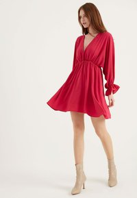 Herita V-NECK GATHERED WAIST DRESS - Vardagsklänning - pink