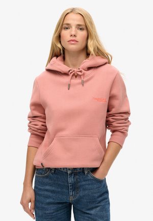 Roze hoodie met een trekkoordcapuchon, een voorkantoor en geribde manchetten. Bevat een klein oranje logo op de borst en heeft een zachte textuur.