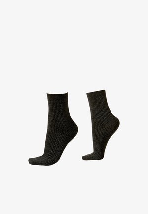 Černé žebrované ponožky s jemným kovovým leskem. Kotníkové délky, s měkkou texturou a zesíleným patou a špičkou pro větší odolnost.