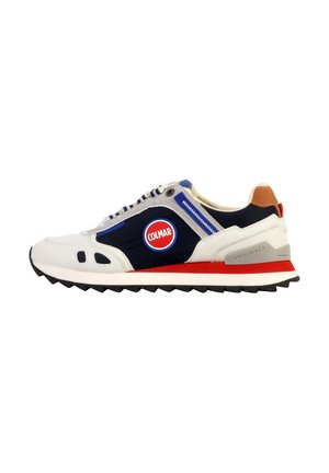Sportsneakers met een bovenwerk van witte en marineblauwe stof, rode accenten en een rubberen zool met een gestructureerd patroon. Logo-opdruk aan de zijkant.