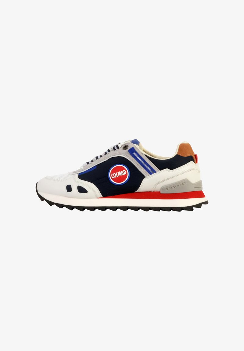 Zapatillas deportivas con parte superior de tela blanca y azul marino, detalles rojos y una suela de goma con un patrón texturizado. Parche con logo en el lateral.