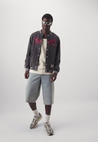 Mitchell & Ness NBA CHICAGO BULLS OVERSIZED VARSITY JACKET - Vereinsmannschaften - black