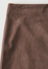 Tessuto marrone, morbido al tatto e con una finitura liscia, caratterizzato da un design semplice e aderente. Il materiale appare leggermente stropicciato.