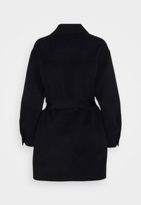 Manteau long noir ceinturé à manches longues avec un large col, vu de dos sur un fond blanc uni.