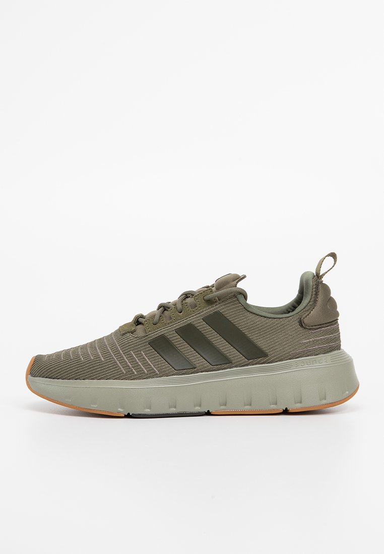Olijfgroene Adidas hardloopschoen met gebreid bovenwerk, drie donkere strepen, gevoerde tussenzool en gumkleurige buitenzool, zijaanzicht.