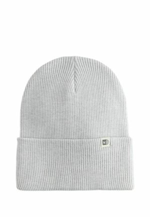 Hellgraue gerippte Strickmütze mit umgeschlagenem Bund und einem kleinen beigen Stoffetikett mit dunklem Logo auf der Vorderseite des Bundes.