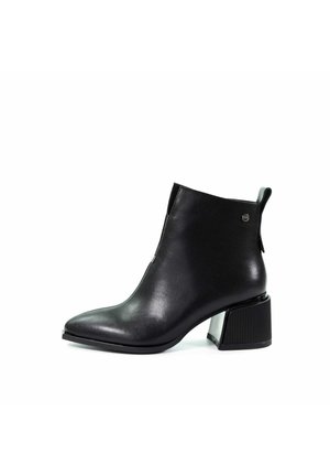 - Ankle boot