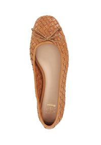 Gevlochten leren balletschoen in lichtbruin met een ronde neus, decoratieve strik aan de voorkant en een gevoerde binnenkant voor comfort.