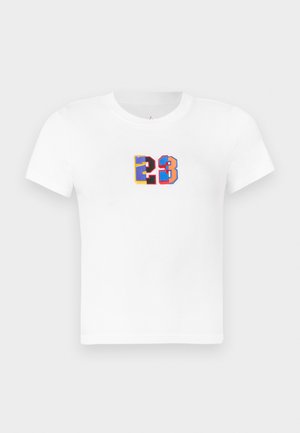 T-shirt blanc à manches courtes avec un "23" brodé multicolore sur le devant. Il dispose d'un col rond classique et d'une texture de tissu douce.