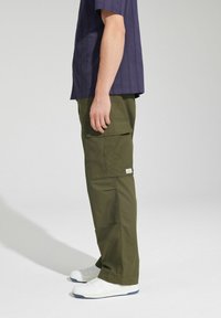 Next RELAXED FIT RIPSTOP - Oldalzsebes nadrágok - khaki green