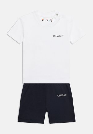 Gyermek fehér rövid ujjú ing és fekete rövidnadrág szett, mindkettőn kis "Off-White™" logó található elöl.