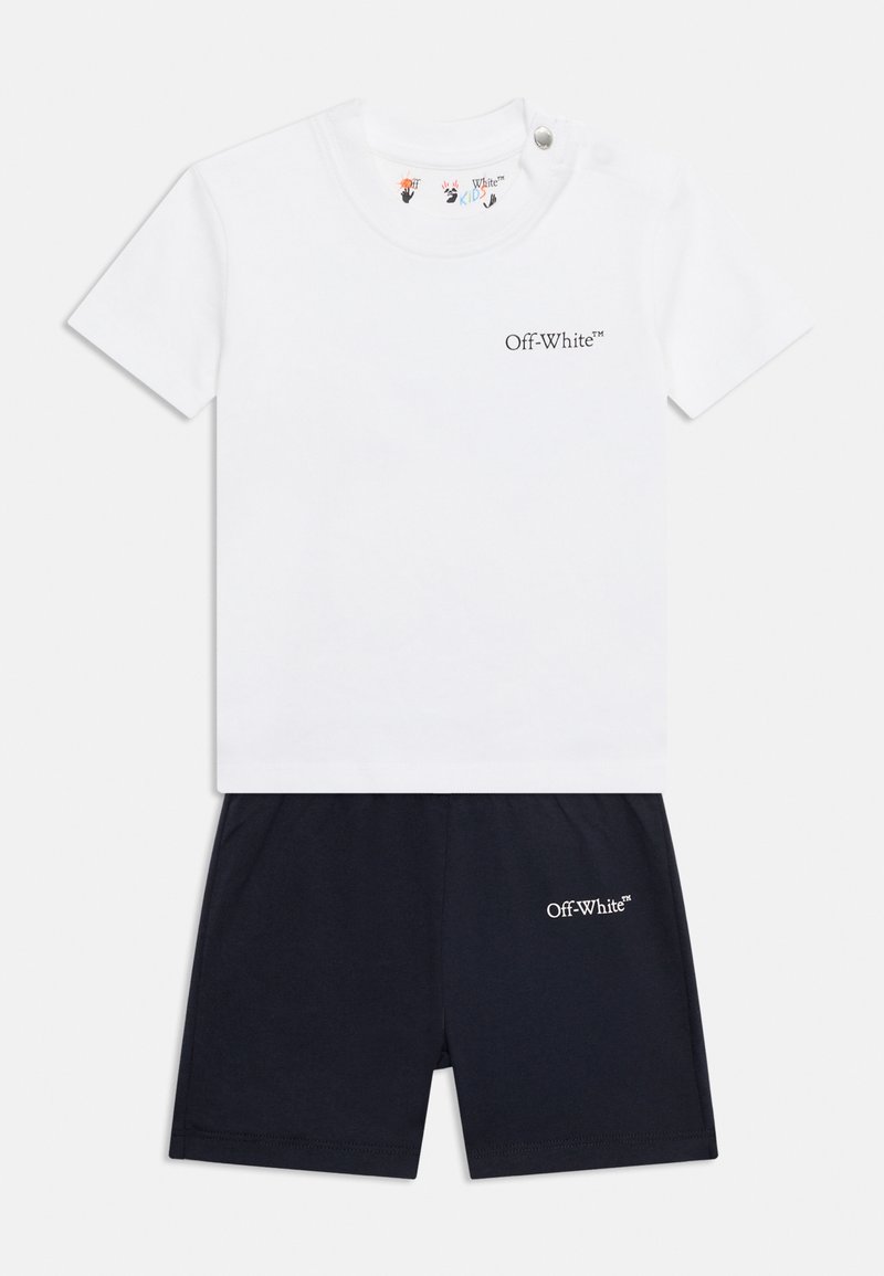 Παιδικό λευκό κοντομάνικο πουκάμισο και μαύρο σορτς, και τα δύο με μικρά λογότυπα "Off-White™" μπροστά.