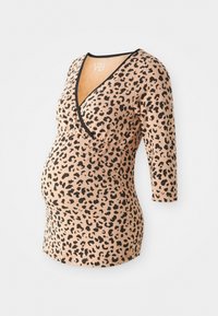 Tehotenský top s leopardím vzorom vyrobený z jemnej, elastickej látky. Má prekrížený výstrih do V, trištvrťové rukávy a priliehavý strih.