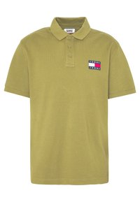 Grön polo skjorta med krage, knappslå med två knappar och en liten Tommy Jeans logotypapplikation med blå, röd och vit färg.