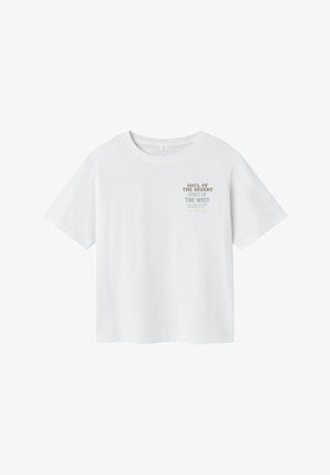 Bijela majica kratkih rukava od pamuka, s ispisanim tekstom u crnoj, smeđoj i plavoj boji uz ukrasne zvijezde. Klasičan kroj.