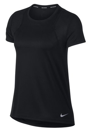 Zwart sportshirt met korte mouwen en een ronde hals, voorzien van gaaspanelen op de schouders en een reflecterend Nike-logo op de onderkant aan de voorkant.