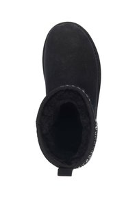 Czarne botki za kostkę z miękkiego zamszu, okrągłym noskiem, wyściółką z polaru oraz pętelką z tyłu ułatwiającą zakładanie i zdejmowanie.