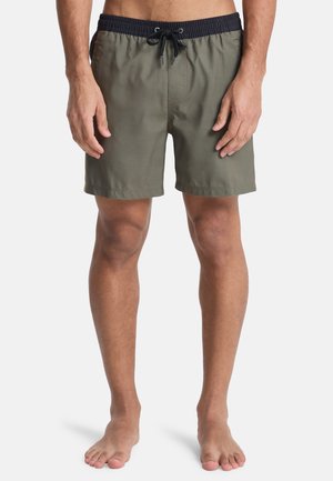 Shorts de bain verts en tissu léger, dotés d'une taille élastique avec un cordon de serrage bleu marine et des poches latérales.