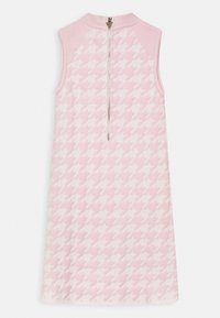 Abito senza maniche di colore rosa chiaro con motivo a scacchi. Presenta un collo alto e una chiusura con cerniera sul retro. Materiale a maglia testurizzato.