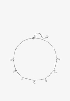Collar de cadena plateada con encantos alternos de luna y estrella. La cadena está unida en un diseño delicado con cierre de gancho.