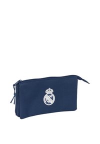 Granatowa saszetka na zamek, wykonana z wytrzymałego materiału; z białym logo Real Madrid z przodu, co stanowi element brandingowy. Kompaktowy, prostokątny kształt.