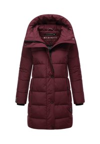 Burgundijas puffers jaka ar augstu kapuci, priekšējo rāvējslēdzēju un snap aizvaru, quilted tekstūru un melniem akcentiem uz rokām un kabatām.
