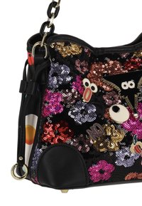 Fekete flitteres kézitáska, mely színes virágmintákkal, fém díszítésekkel, láncos pánttal és vidám brossokkal van ellátva. Simogató bőr alap arany színű fémrészletekkel.