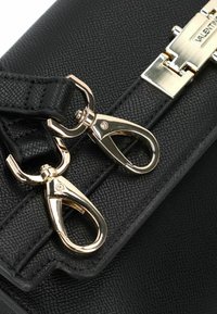 Borsa a tracolla in pelle nera texturizzata con dettagli in metallo dorato, due chiusure a scatto e un design elegante e affusolato.