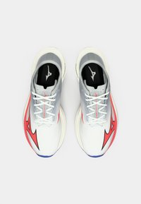 Scarpe sportive con parte superiore bianca e grigia, dettagli rossi, lacci piatti e suola ammortizzata. Design in rete testurizzata e logo sulla linguetta.