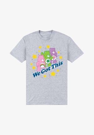 Drei bunte Bären mit Regenbogen, Kleeblatt und Herzen auf den Bäuchen, umgeben von gelben Sternen, über dem Text „We Got This“ auf einem grauen T-Shirt.