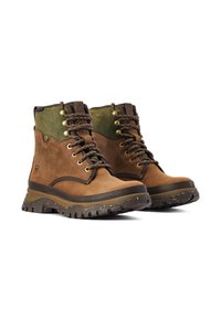 Botas de senderismo de cuero marrón con acentos de gamuza verde, puntera redonda y suela de goma duradera con profundos surcos y cordones texturizados.