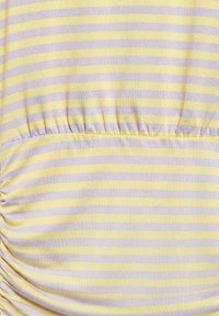 Tissu rayé horizontal jaune et gris clair avec une section élastique froncée au milieu, créant un léger fronçage.