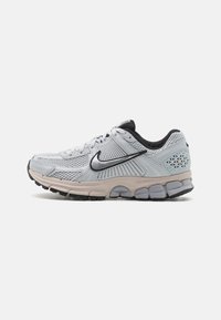 Unselected, pure platinum/chrome/light orewood brown/wolf grey/black/white
