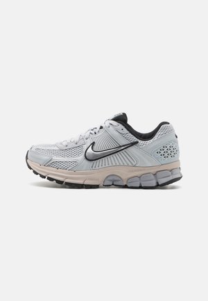 ZOOM VOMERO 5 - Sneakers - pure platinum/chrome/light orewood brown/wolf grey/black/white