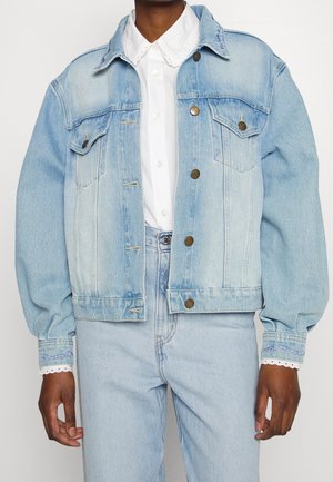 Lichtblauwe denim jas met een relaxte pasvorm, knoopsluiting, twee borstzakken en elastische mouwen met een decoratieve afwerking.