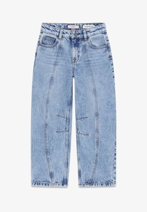 Jean en denim bleu clair oversize avec poches avant, détails de coutures verticales et accents cousus aux genoux, marque Guess.