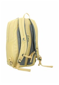 Gelber Stoff-Rucksack mit grauem Netzpolster auf der Rückseite, verstellbaren Trägern und Seitentaschen. Mit Deuter-Logo auf der Vorderseite.